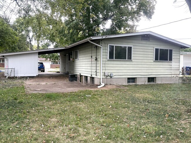 Foto del edificio - Florissant - 3 Bed 1-1/2 Bath with Partial...