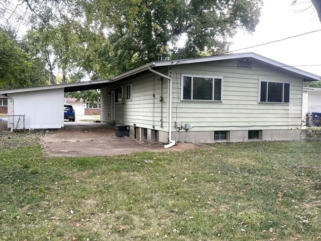 Building Photo - Florissant ready for move in - 3 Bed 1-1/2 Bath with Partially Finished Basement