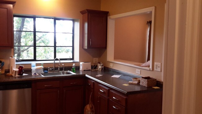 Building Photo - 1403 Summit Dr