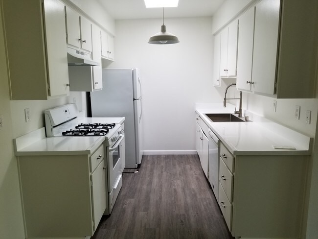 Kitchen - 9809 Regent St