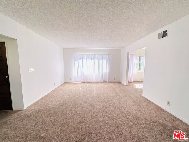 Foto del edificio - 6069 1/2 Cashio St