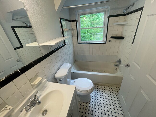 Foto del edificio - 18581 Evergreen Rd