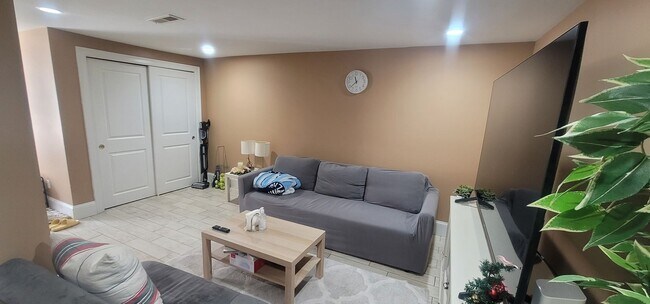 Foto del edificio - Massive Luxury Apt in Packards Corner Near BU!  Central AC & Heat, XL Rooms!