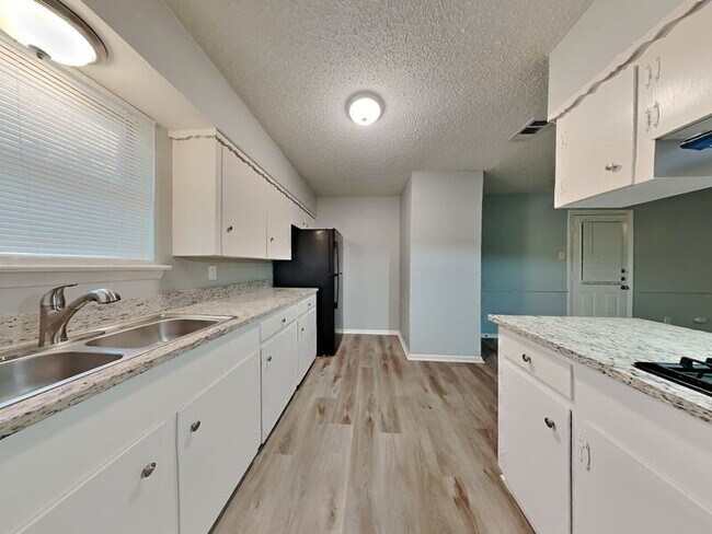 Foto del edificio - 1525 Gardenside Dr