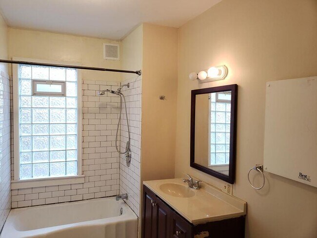 Foto del edificio - 3476 N Bartlett Ave