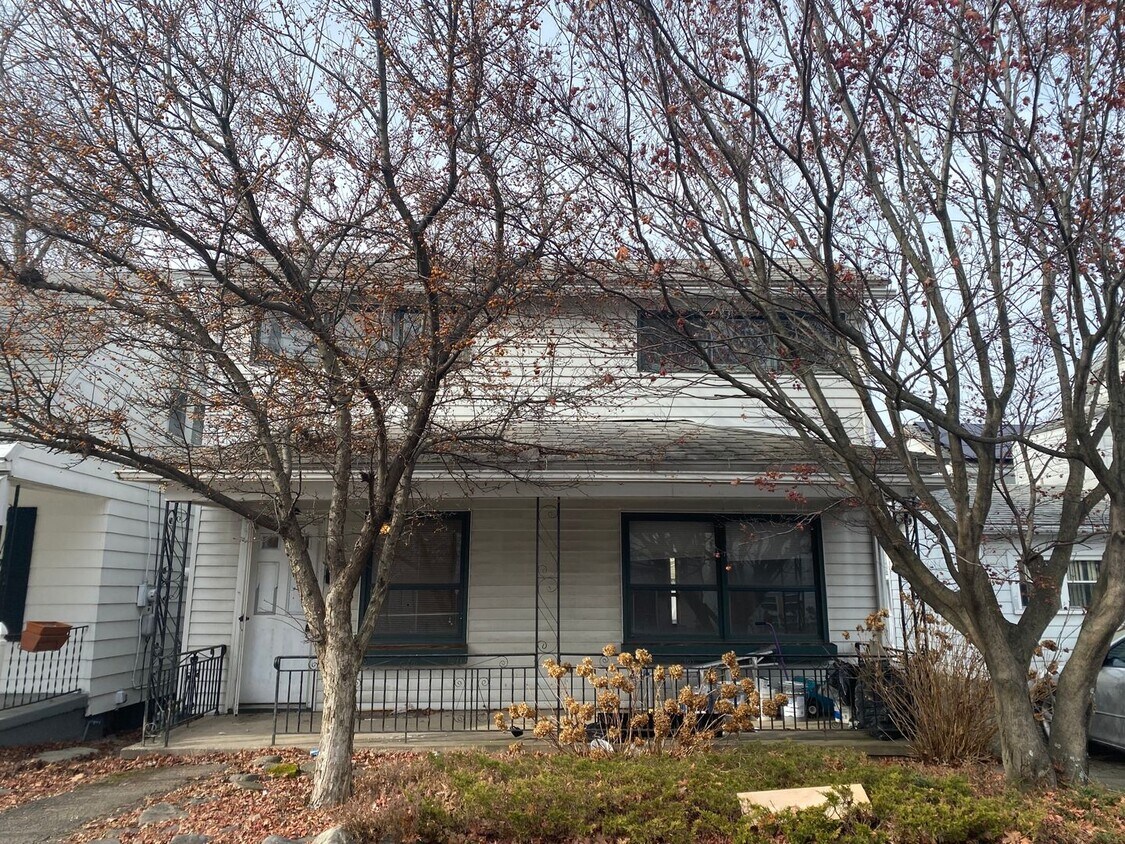 Primary Photo - 3 Bedroom house available for pre lease