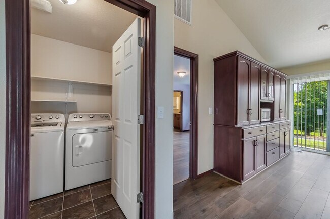 Building Photo - 3 bed 2 bath rancher