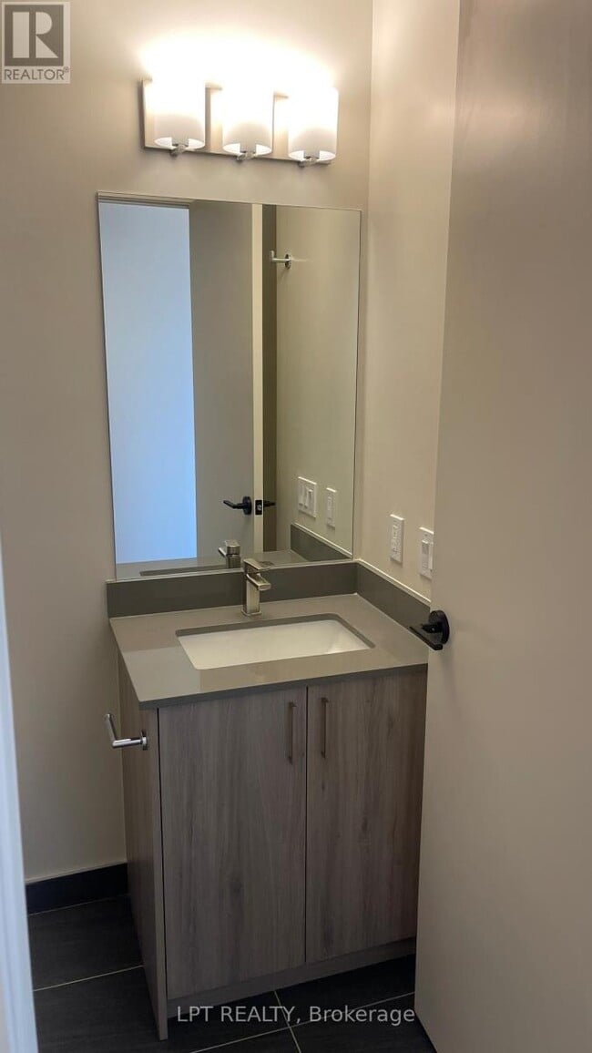 Photo du bâtiment - 8020 Derry Rd