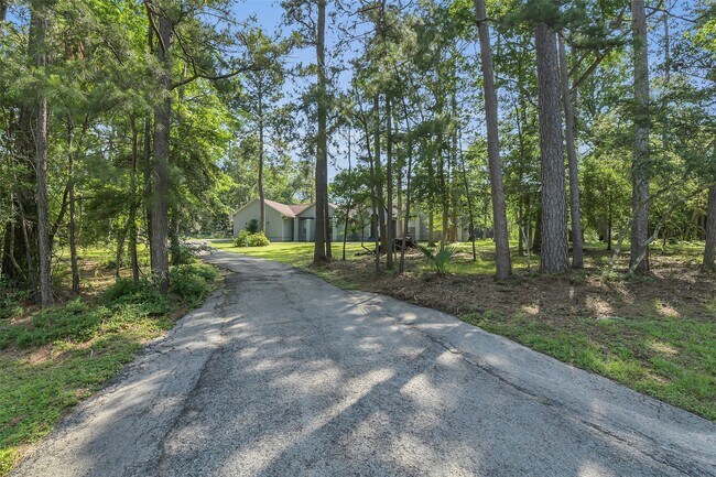 Building Photo - 44 Lake Forest Cir