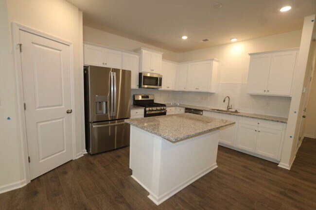 Building Photo - 3 bed 2.5 bath townhome!