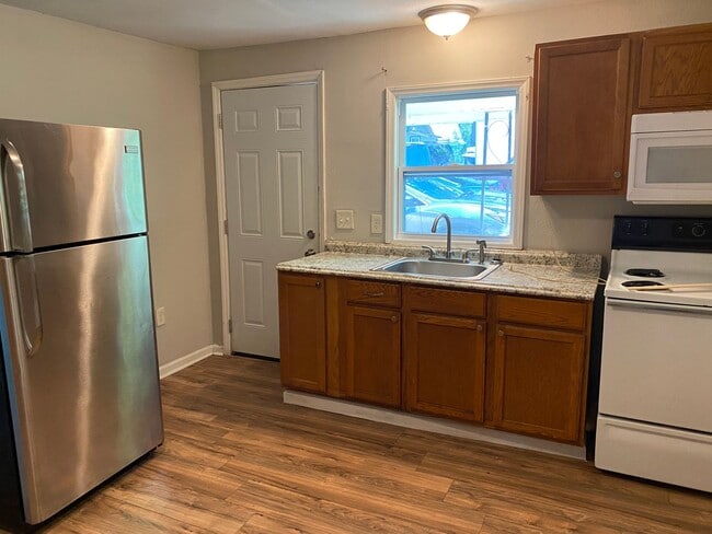 Foto del edificio - Available to Show **Holiday Move-in Special**$500 off the first full month's rent!