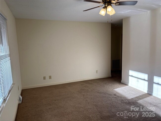 Building Photo - 124 Hillcrest Dr