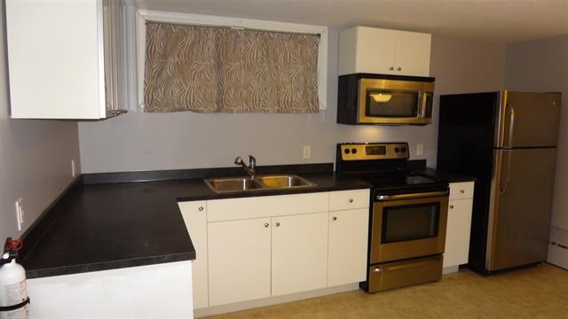 Photo du bâtiment - 8915-8983 83 Ave NW