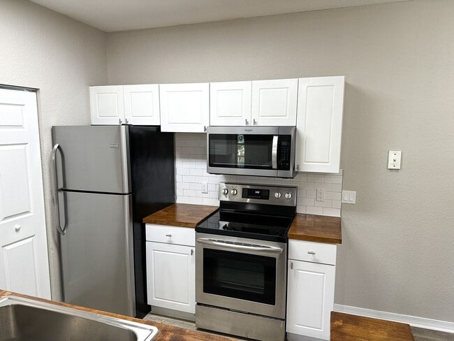 Building Photo - Crescent Place - 22-206