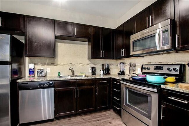Foto del edificio - 15505 Lewis Pl