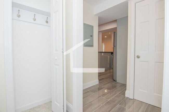 Foto del edificio - Nicely updated 3 bed in Brookline