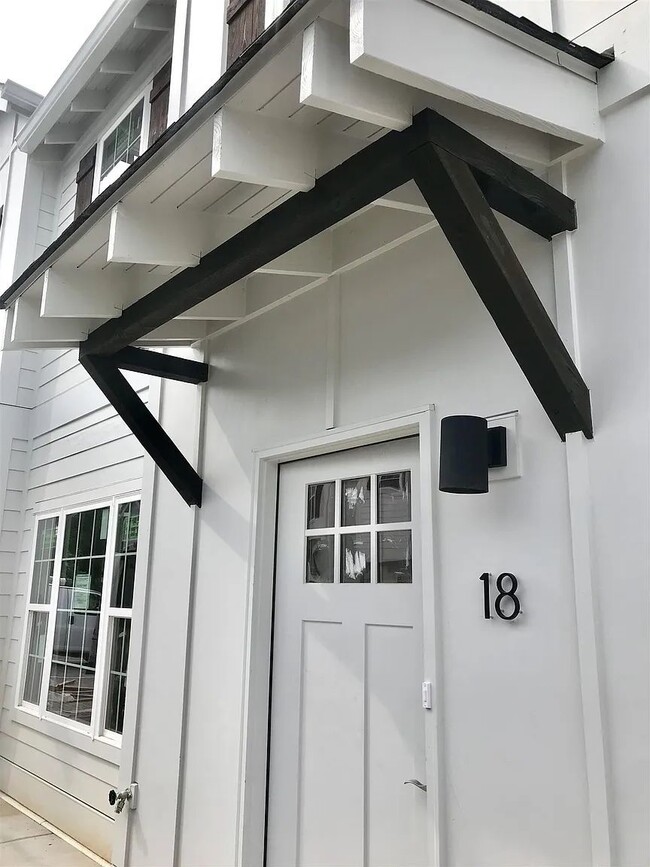 Building Photo - 3 bed! 2.5 bath. Super charming! Furnished...