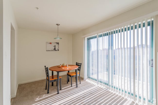 2 BR, 1 BA - 960 SF Plus - Arbor College Park