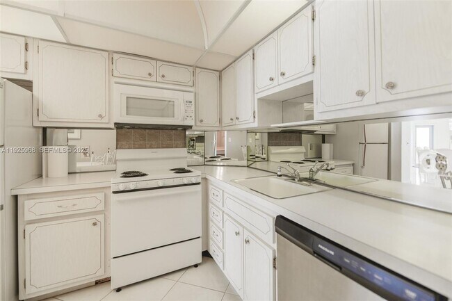 Foto del edificio - 1950 S Ocean Dr