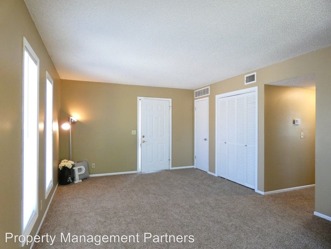 Building Photo - 2 br, 1 bath Apartment - 6708-6832 Par Lane