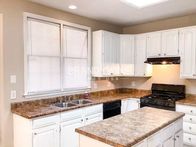 Building Photo - Enchanting 3BR. So much potential!