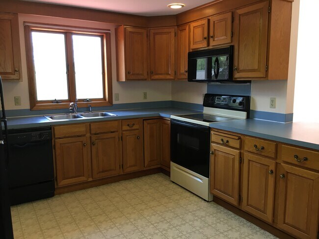 Foto del edificio - 38 Old Pond Rd