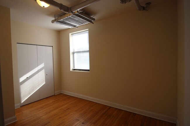 Building Photo - 1634 W North Shore Ave