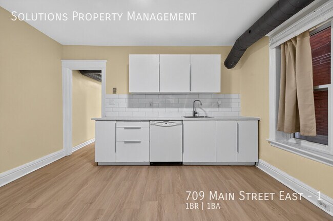 Photo du bâtiment - Large and Bright 1 Bedroom Apartment