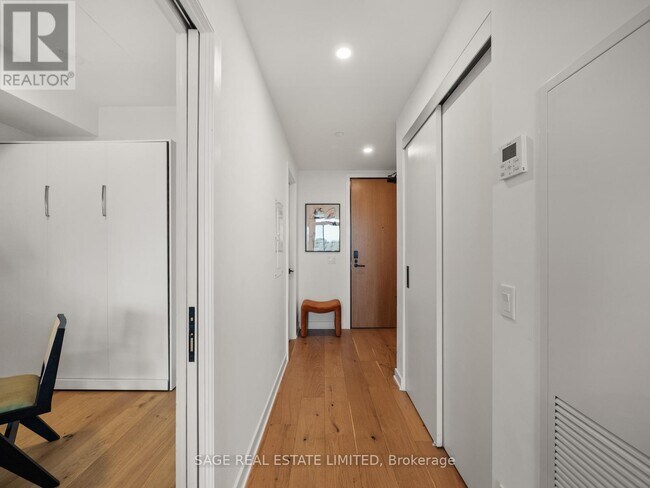 Photo du bâtiment - 899 College St