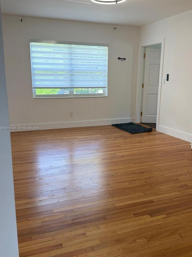 Foto del edificio - 736 NE 92nd St