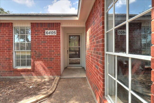 Foto del edificio - 6405 Clairfield - 3/bed 2/bath - $1795/month