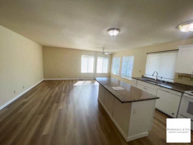 Foto del edificio - UPDATED AND BEAUTIFUL 2BR/1BA DUPLEX TOWNHOME, NEW WOOD FLOORING, PRIV. ENCLOSED BACK YARD, 2 CAR GA