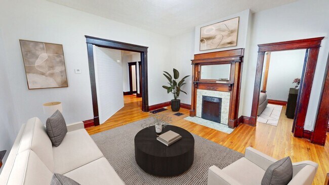 Foto del edificio - 5 BEDROOMS + 2 FULL BATHROOMS + 5 FREE OFF...