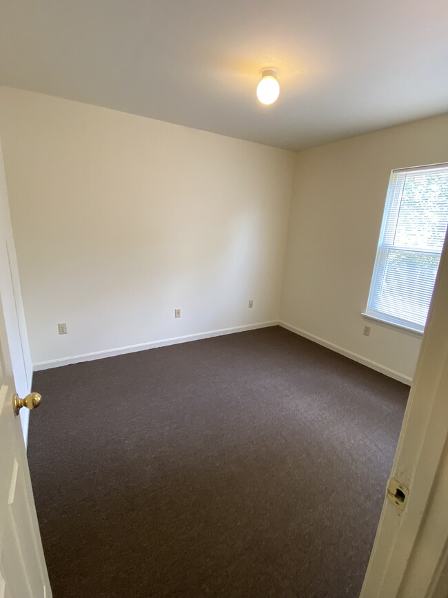 Building Photo - 227 Lakewood Dr