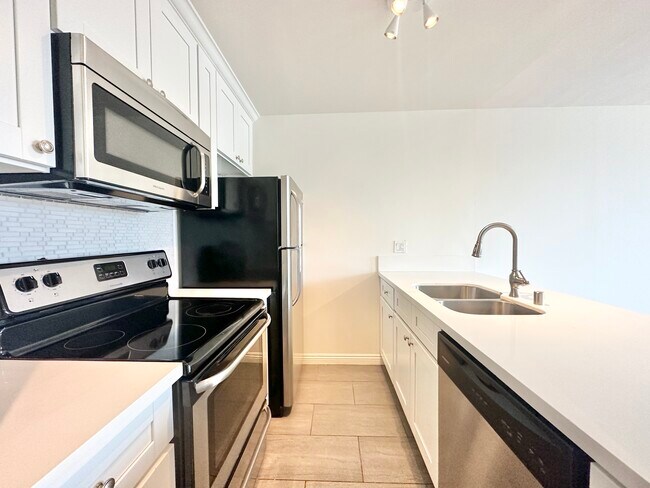 Building Photo - 724 N West Knoll Dr West Hollywood, CA 90069