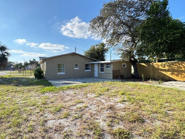 Foto del edificio - 2420 Edwin St NE