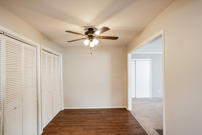 Building Photo - 3 bed 2 bath in Noblesville with fenced in...