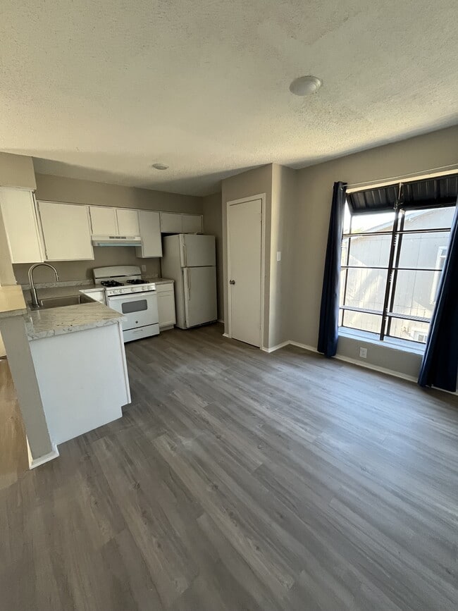 Building Photo - 606 Bracewood Cir