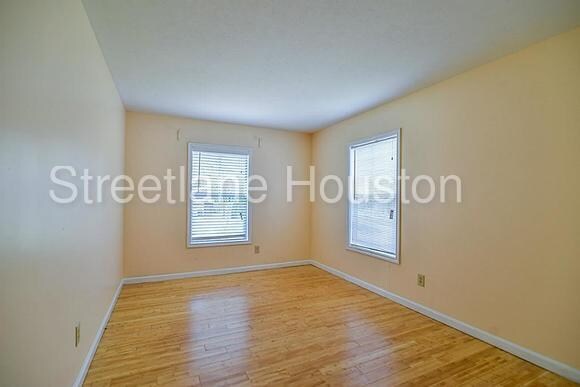 Foto del edificio - 3214 Sycamore Springs Dr