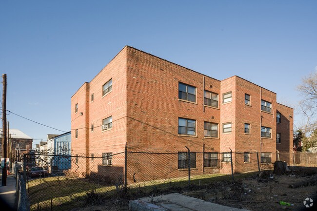Building Photo - 1835 Central Pl NE