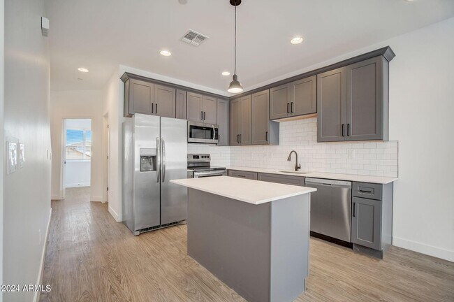 Foto del edificio - 3725 E Earll Dr