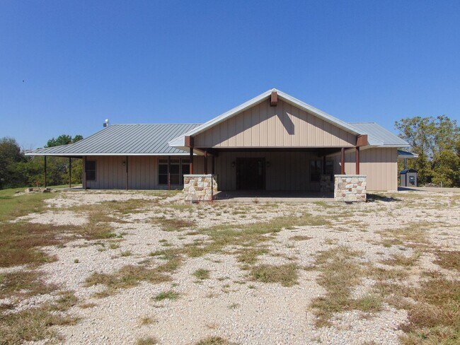Building Photo - Majestic 3 Bed Mid MO Ranch!
