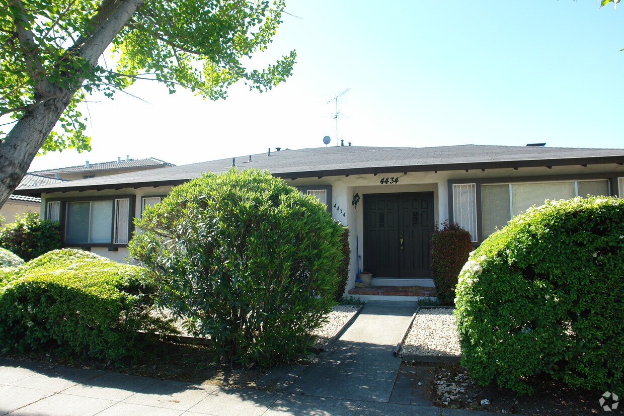 Foto principal - 4434 Moorpark Ave