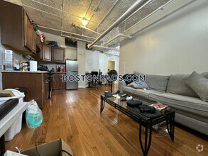 Building Photo - 463 Park Dr