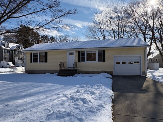 New to the rental market, charming 2 bedroom single family home in Wilmington, MA - New to the rental market, charming 2 bedroom single family home in Wilmington, MA