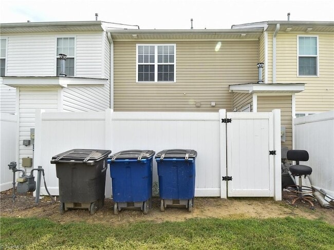 Building Photo - 3922 Village Park Ct