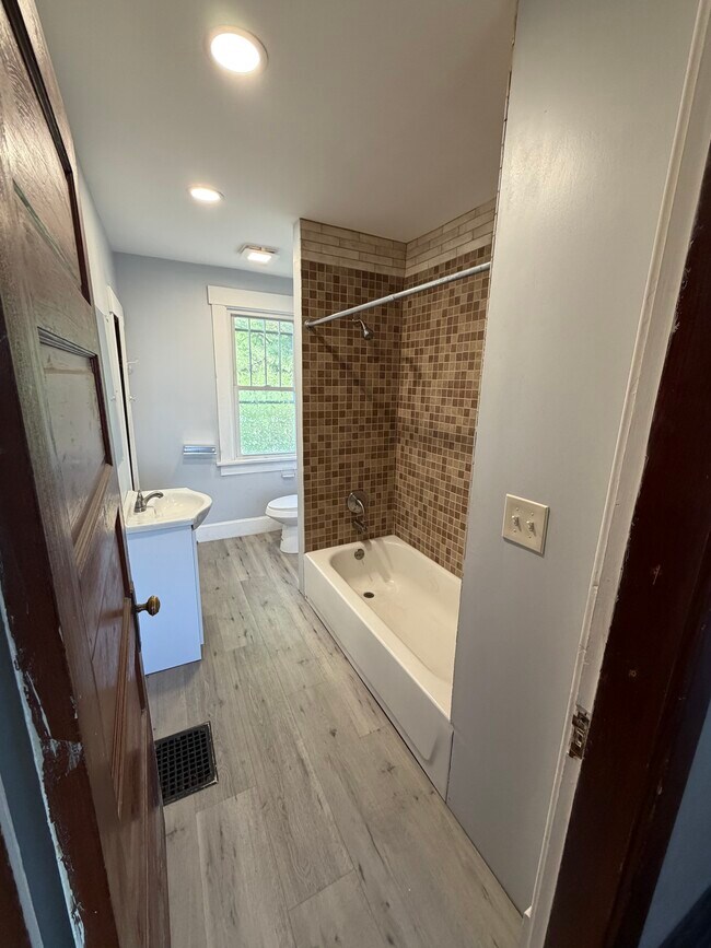 Baño completo - 275 W Main St