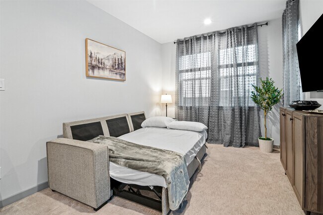 Building Photo - 829 Emile St