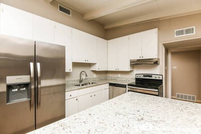 Foto del edificio - Are you needing more room! Updating home t...