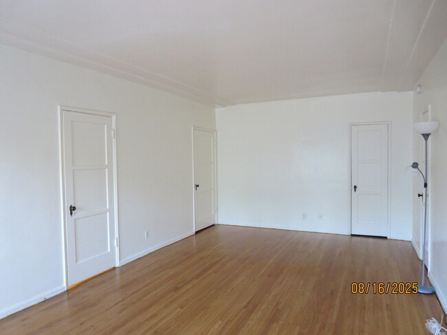 Estudio - 5648 W 6th St